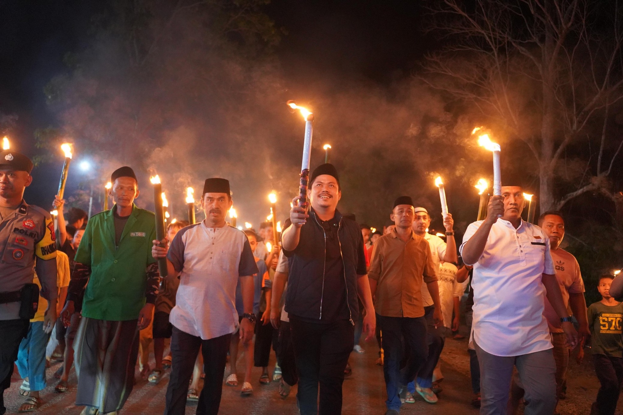 Bupati Koltim ikut Pawai Obor dalam rangka menyambut Hari Raya Idul Fitri