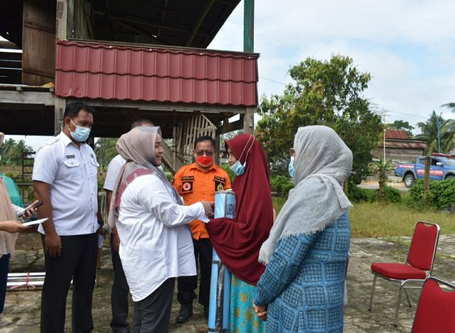 Bupati Serahkan Bantuan Korban Puting Beliung di Talinduka dan Dangia