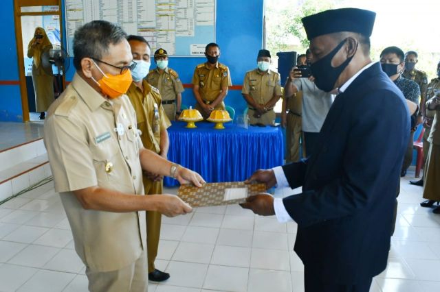 Bupati Koltim Lantik Pj Kades Nelombu Mowewe