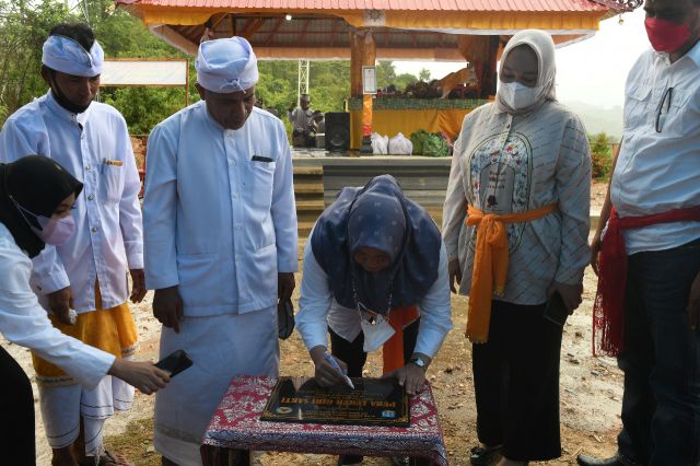 Plt Bupati Resmikan Pura di Desa Tasahea