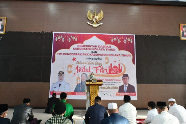 Plt Bupati dan Jajaran Shalat Ied di Aula Pemda 