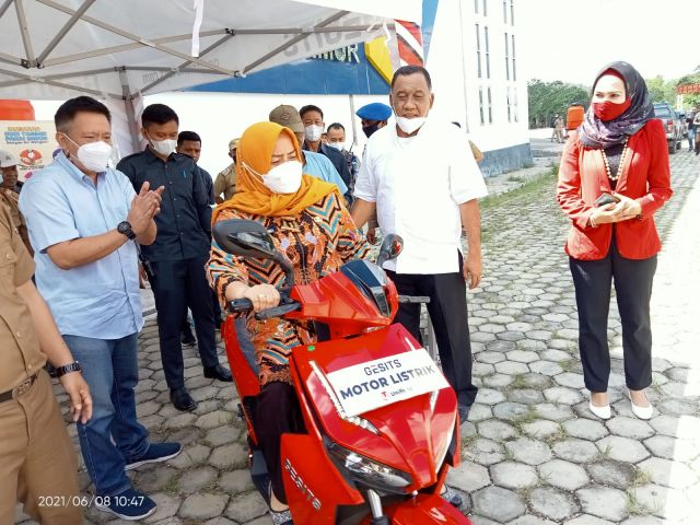 Dukung Motor Listrik Gesits, Bupati Siap Beli