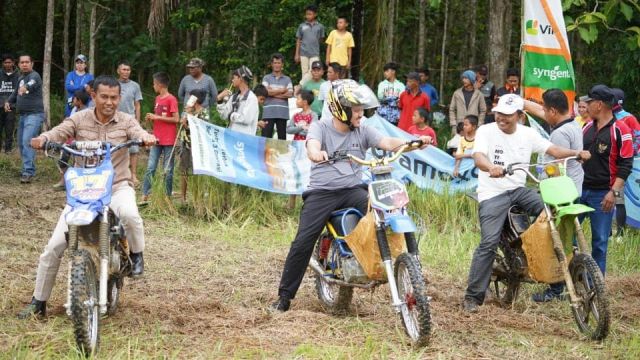 Buka Balap Motor Taxi Gabah, Bupati Koltim Ikut Main Lumpur