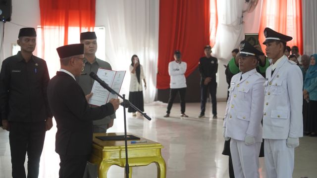 Bupati Koltim Lantik Kepala Desa Ambapa dan Kepala Desa PAW Amokuni