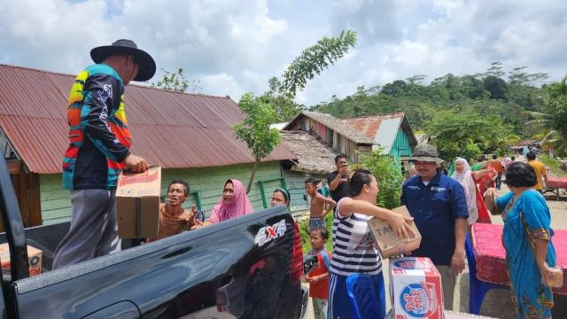 Bupati Turun Langsung Bantu Korban Banjir Lalolae