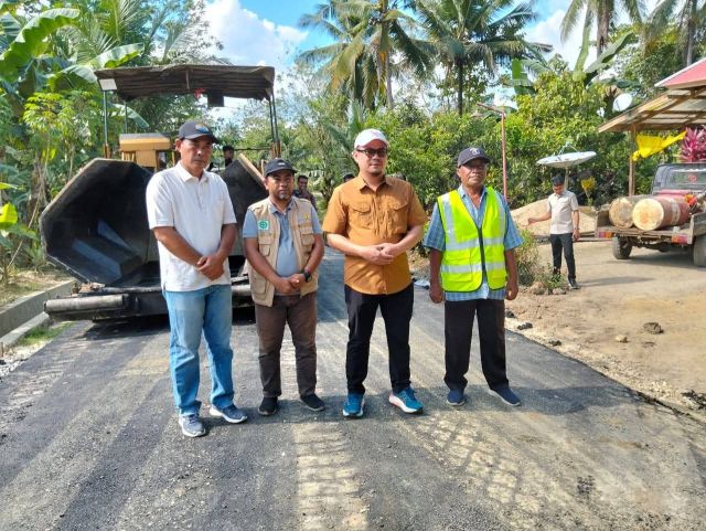 Bupati Koltim Cek Progres Pengaspalan Jalan di Desa Tasahea