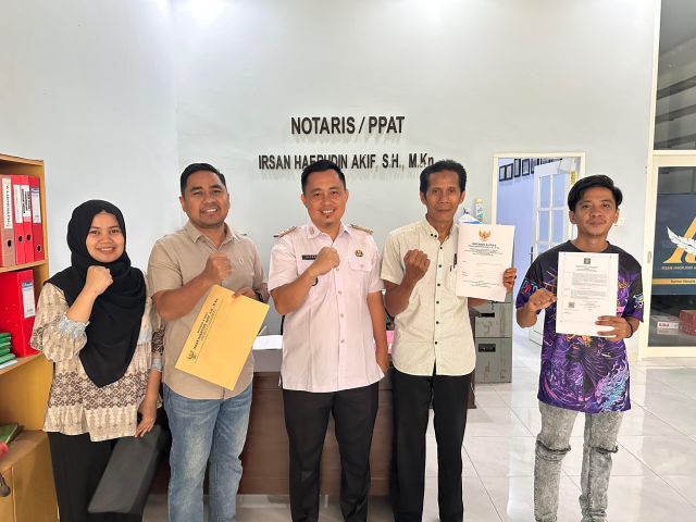 Kelurahan Raterate Jadi yang Pertama di Kolaka Timur Terima Akta Notaris Koperasi Merah Putih