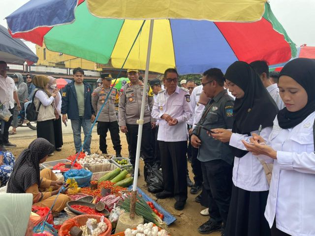 Pastikan Harga Stabil dan Stok Aman, Plt. Bupati Koltim Sidak Pasar Ladongi