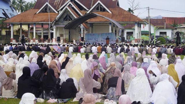 Pemda Koltim Gelar Sholat Idul Fitri 1447 H di Lapangan Nur Latamoro