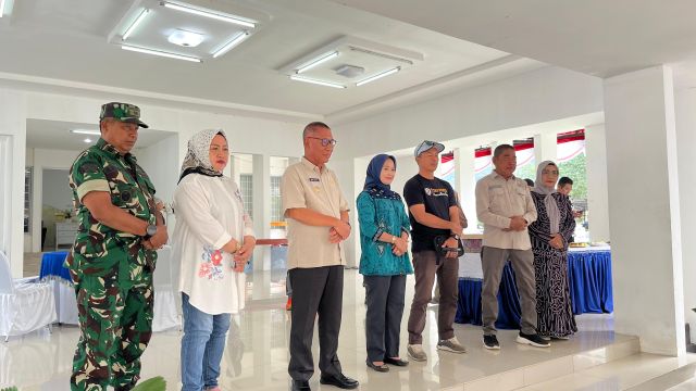 Plt. Bupati Kolaka Timur Lepas Tim SSB Tirawonua FC Ikuti Piala Menpora U-12