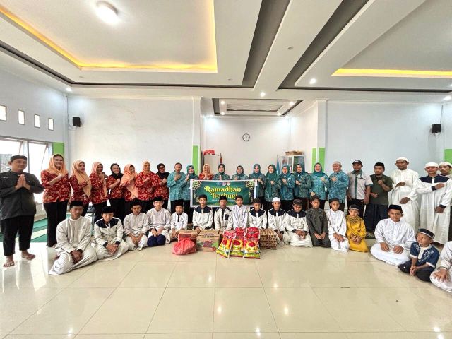 TP-PKK dan DWP Kolaka Timur Laksanakan Ramadan Berbagi di Tirawuta