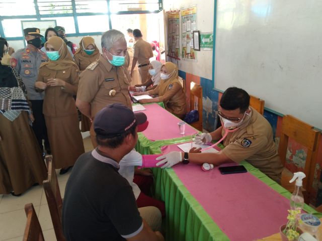 Sambangi SDN Atula dan Andowengga, Pj Bupati Pantau Vaksinasi Anak