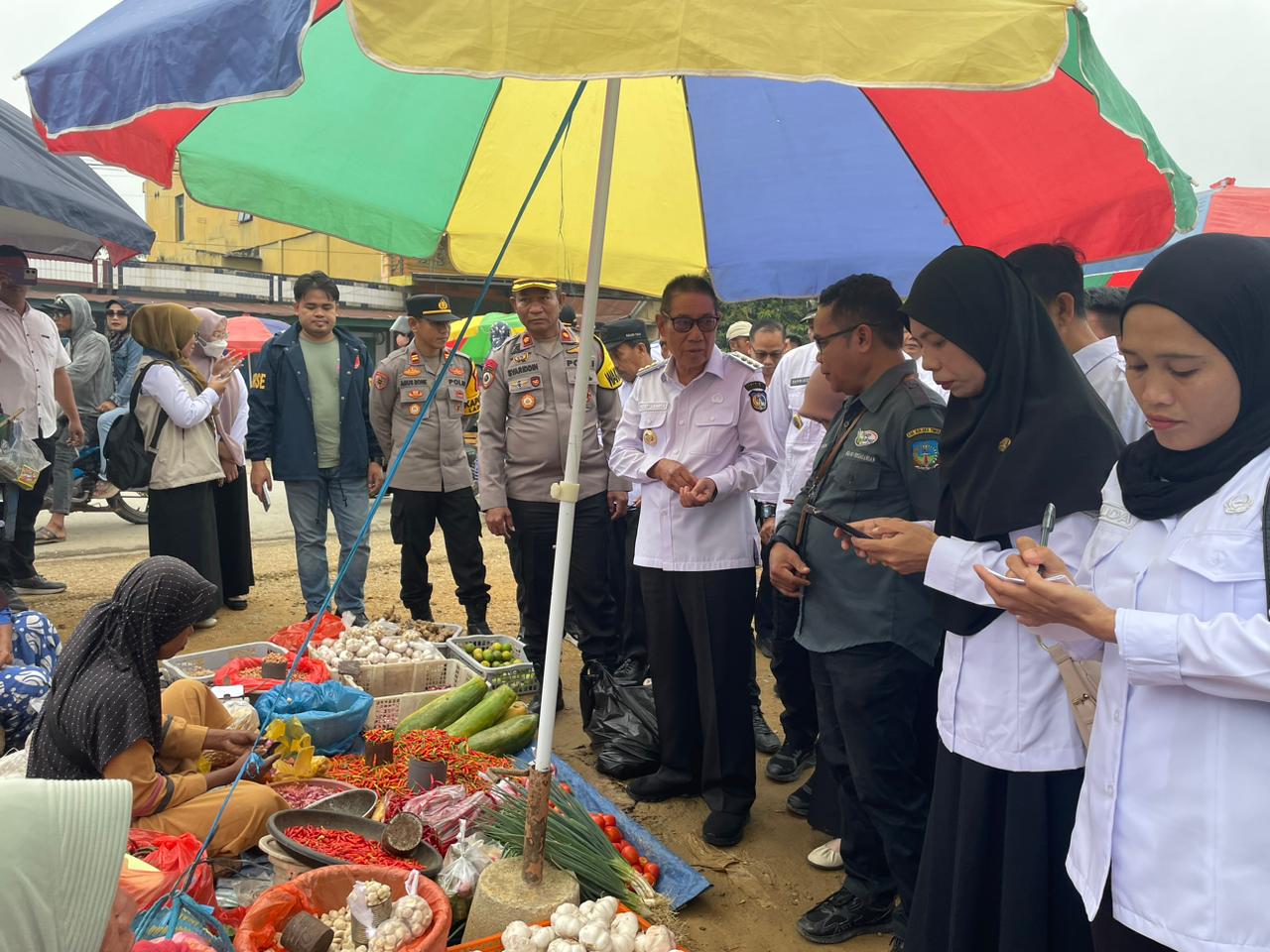 Pastikan Harga Stabil dan Stok Aman, Plt. Bupati Koltim Sidak Pasar Ladongi