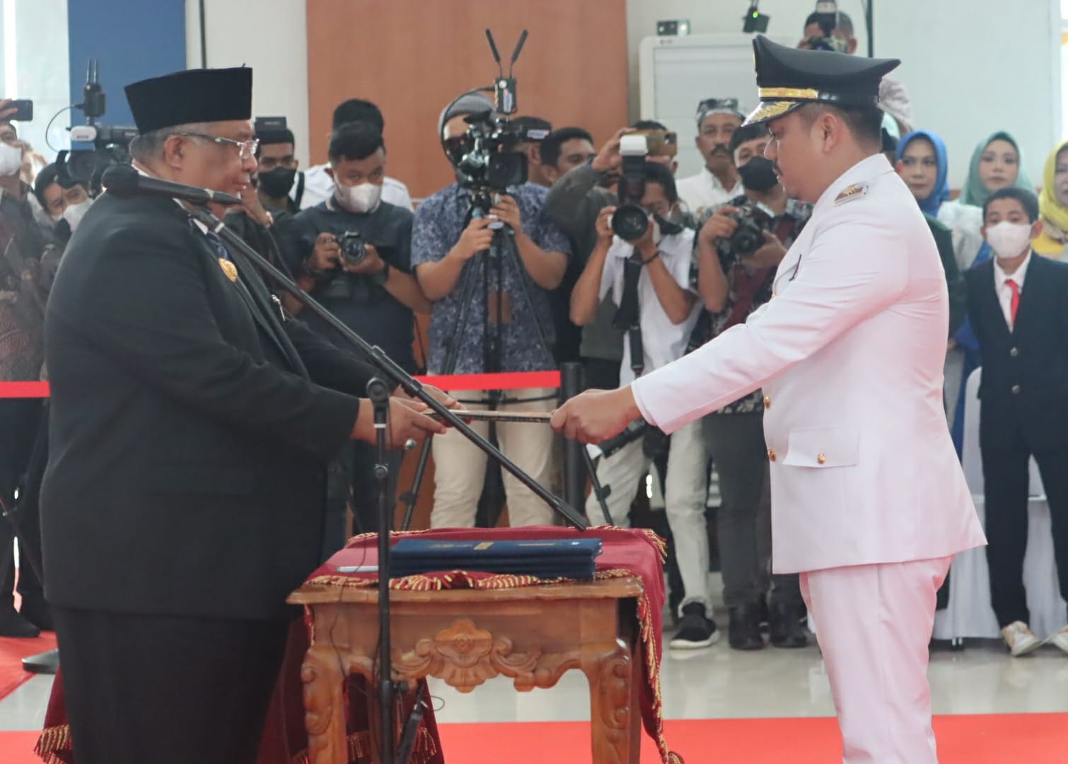 Gubernur Sultra Lantik Abdul Azis sebagai Wabup Koltim 